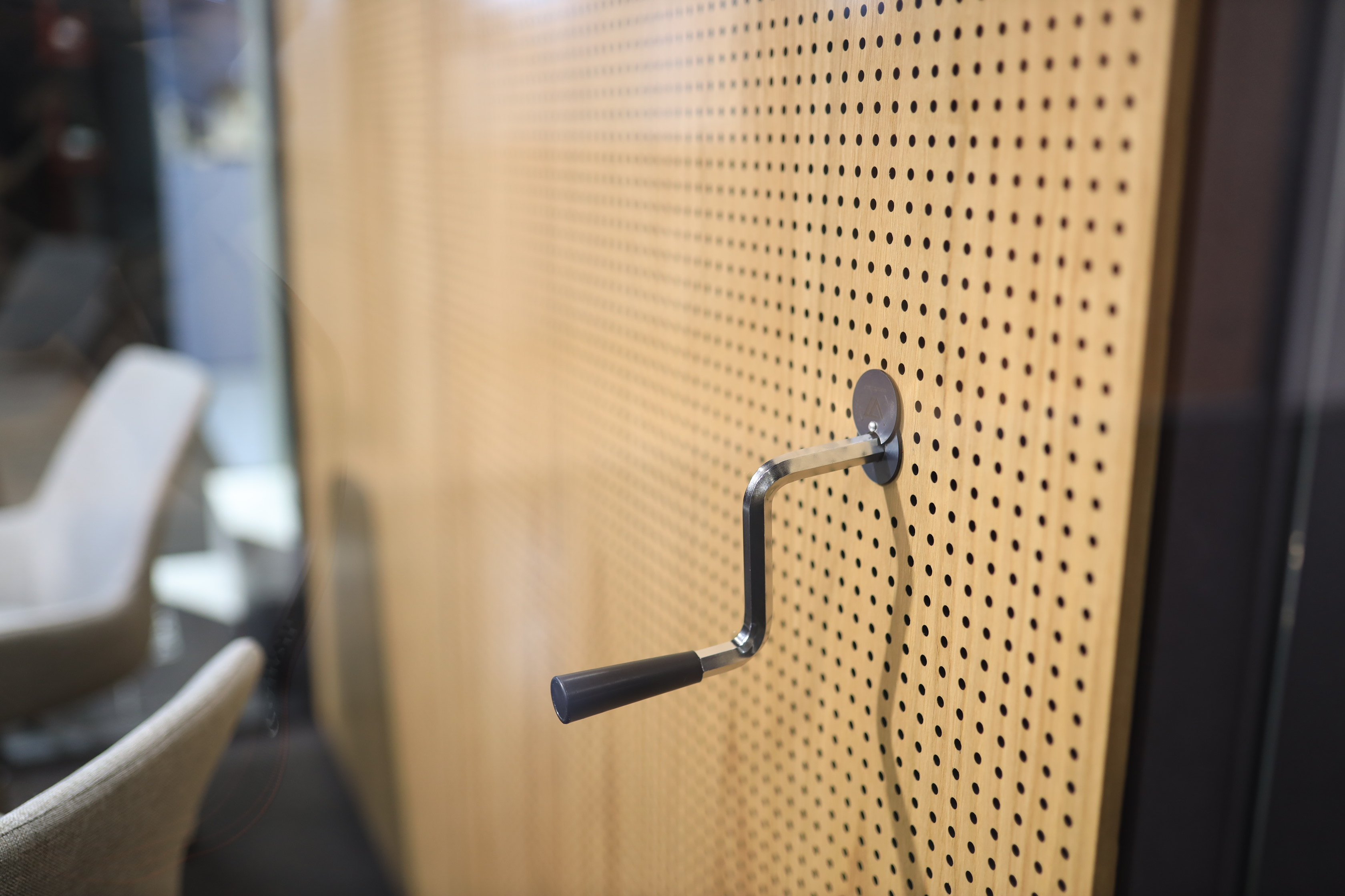 Detal ściany mobilnej ZigZak - korba manualna